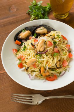 makarna midye, domates, soğan ve maydanoz ile