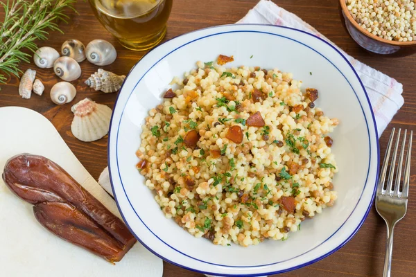 Fregola med medelhavskaviar — Stockfoto