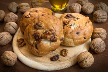 fındık ve kuru üzüm ile ekmek