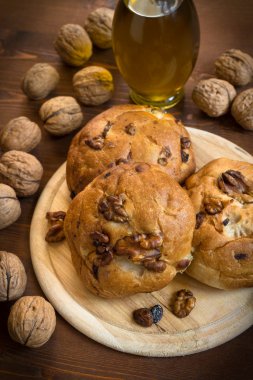 fındık ve kuru üzüm ile ekmek