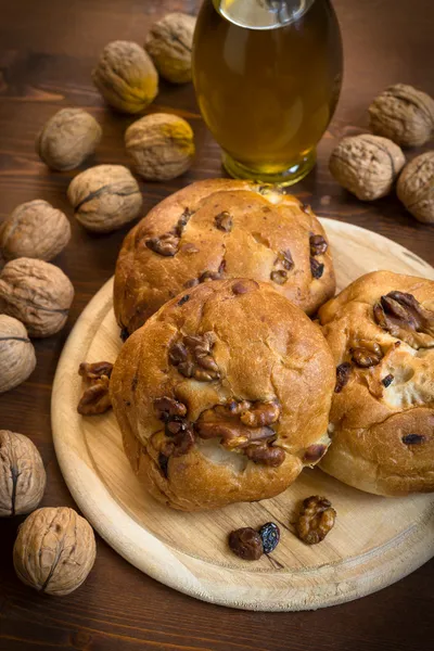 fındık ve kuru üzüm ile ekmek