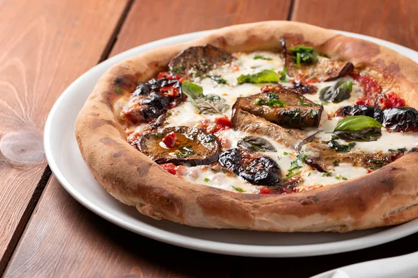 Pyszna Neapolitańska Pizza Bakłażanem Kuchnia Włoska — Zdjęcie stockowe