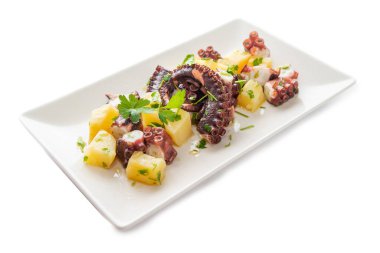 Lezzetli haşlanmış ahtapot ve patates salatası, İtalyan mutfağı. 