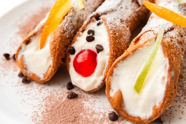 Sicilyalı Cannoli, geleneksel İtalyan tatlısıdır. 