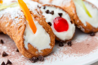 Sicilyalı Cannoli, geleneksel İtalyan tatlısıdır. 