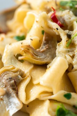Bir tabak lezzetli pappardelle enginar ve biberli, İtalyan mutfağı.