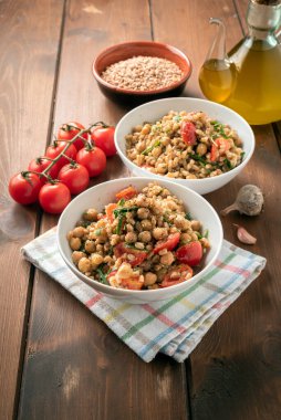 Lezzetli vejetaryen incili salata ve taze sebze. 