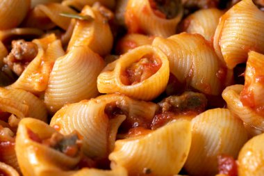 Lezzetli sosisli pipo makarna. 