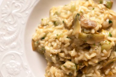 Bir tabak lezzetli enginarlı risotto, vejetaryen yemeği. 