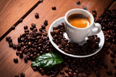 Kahve çekirdekli bir fincan İtalyan espresso.