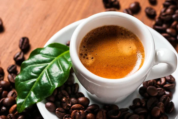 Tasse Italienischen Espresso Mit Kaffeebohnen — Stockfoto