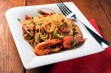 Karides ve karides soslu lezzetli spagetti tabağı, İtalyan mutfağı. 
