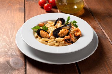 Lezzetli cavatelli tabağı, midye, domates ve maydanoz, İtalyan makarnası. 