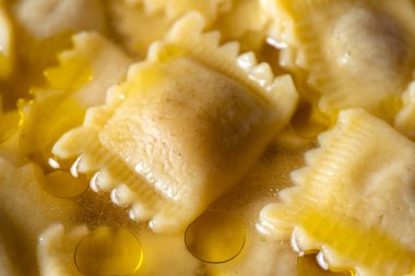 Yiyecekler. Lezzetli İtalyan mantısı yakın çekim.