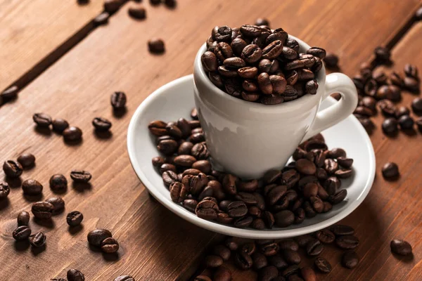 Chicchi Caffè Tostati Una Tazza — Foto Stock