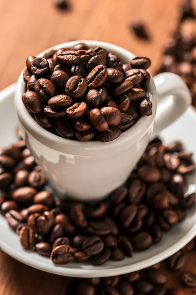 カップにロースト コーヒー豆 — ストック写真