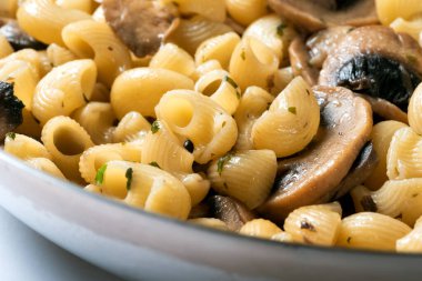 Mantarlı pipo, İtalyan makarnası.