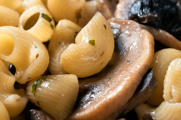 Mantarlı pipo, İtalyan makarnası.