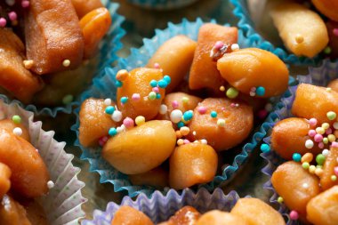 struffoli atıştırmalıkları masada.