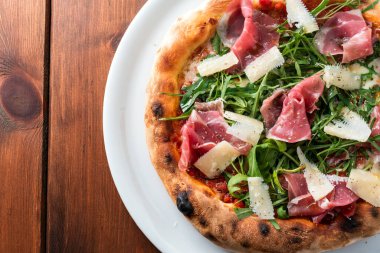  Tablo taze lezzetli pizza 