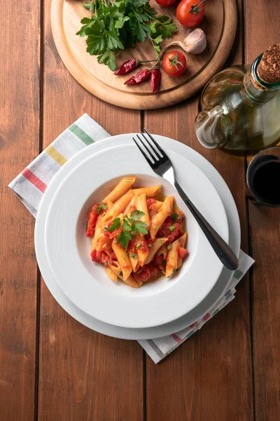 Placa Delicioso Típico Penne All Arrabbiata Una Receta Tradicional Pasta —  Fotos de Stock