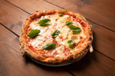 Mozarella, domates sosu ve fesleğenli nefis Napoli usulü pizza margherita. 