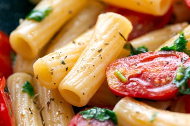 Lezzetli İtalyan Maccheroni domatesli, zeytinyağlı ve otlu. 