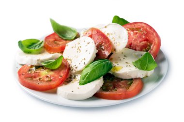 Bir tabak taze Caprese salatası, İtalyan yemeği.