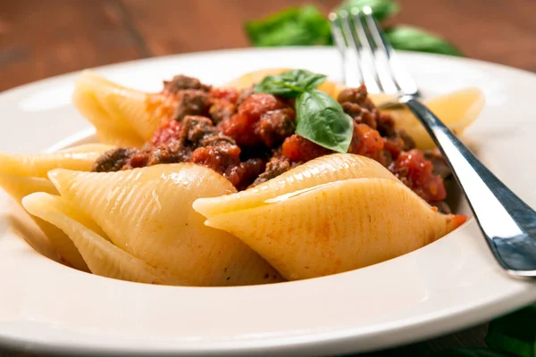 Tallrik Med Läcker Conchiglioni Pasta Med Ragu Sås Italiensk Mat — Stockfoto