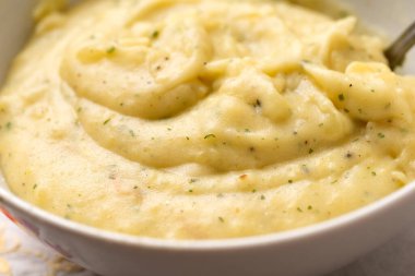 Sarımsaklı ve maydanozlu patates püresi ve İtalyan yemeği.