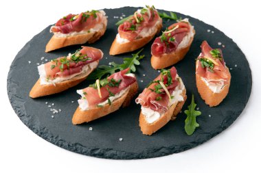 Peynirli, roket salatalı ve İtalyan aperatifli lezzetli crostini tabağı.