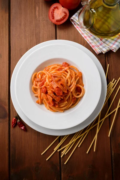 Bucatini All Amatriciana Tradycyjny Przepis Włoskiego Makaronu Guanciale Sosem Pomidorowym — Zdjęcie stockowe