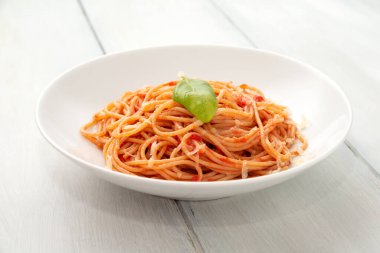 Klasik İtalyan domates spagettisi tabağı. 