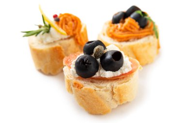 Beyaz arkaplanda izole edilmiş atıştırmalıklar