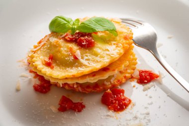 Lokantada tabakta İtalyan mantısı