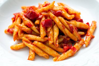 Tatlı biber soslu lezzetli zanaatkar makarna, İtalyan yemeği. 