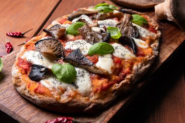 Yiyecekler. Enfes romantik pizzaya yakın çekim