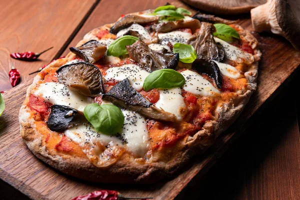 Yiyecekler. Enfes romantik pizzaya yakın çekim