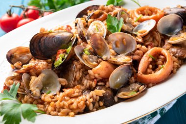 Risotto alla pescatora, tipik bir İtalyan deniz ürünleri pilavı tarifi. 