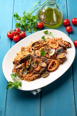 Risotto alla pescatora, tipik bir İtalyan deniz ürünleri pilavı tarifi. 
