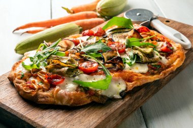 Tahtada taze pizza, yakın çekim.