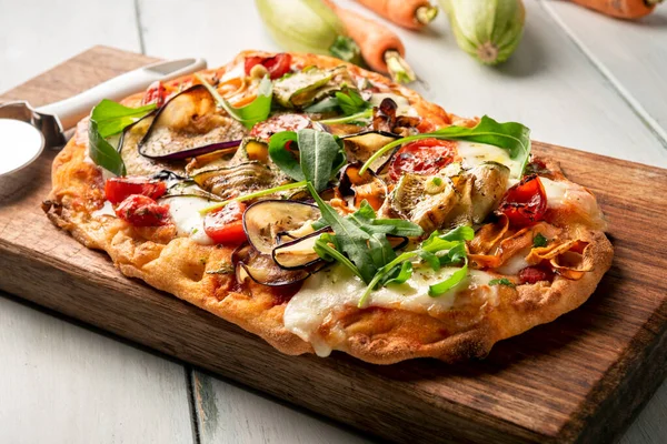 Frische Pizza Auf Holzbrett Hautnah — Stockfoto