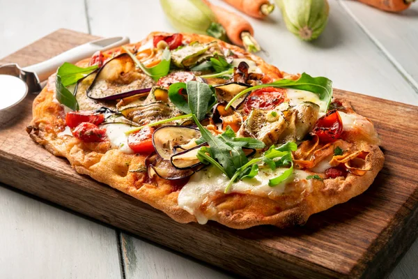 Tahtada taze pizza, yakın çekim.