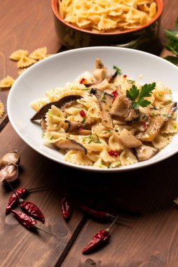 Tabakta lezzetli makarna, yakın çekim.