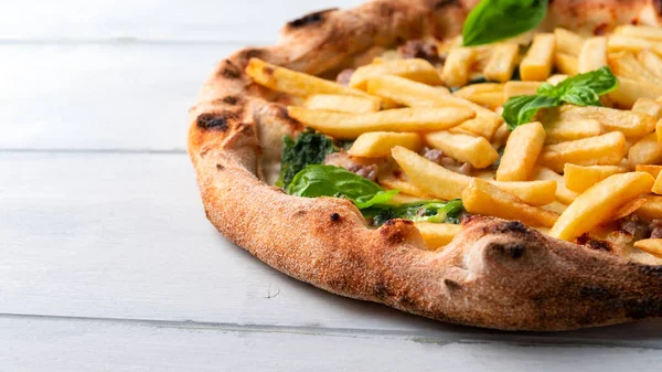 Finom Pizza Sült Krumplival Kolbásszal — Stock Fotó