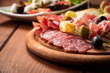 Lezzetli İtalyan aperatiflerini yakın.