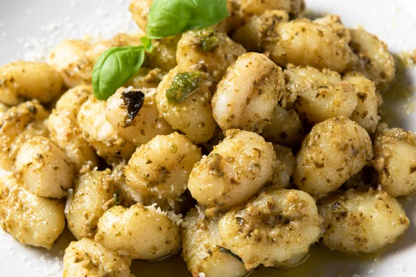 Pesto soslu lezzetli patates gnocchi, İtalyan yemeği. 
