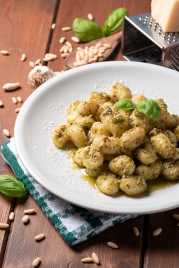 Pesto soslu lezzetli patates gnocchi, İtalyan yemeği. 