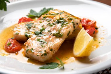 Akdeniz yemeği, haşlanmış balık, yakın çekim.