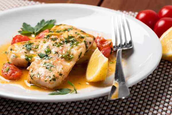 Akdeniz yemeği, haşlanmış balık, yakın çekim.